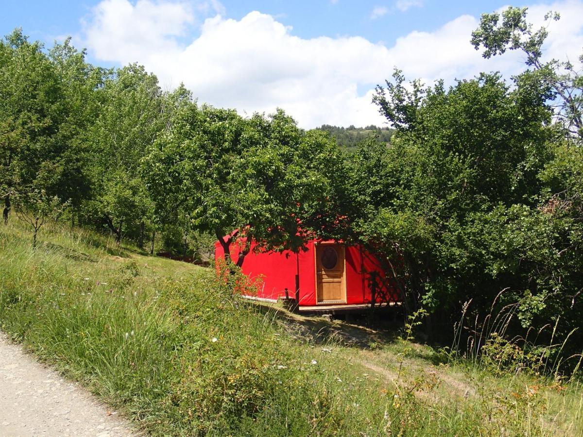 Eco-Hotel Et Yourtes Du Mercantour Guillaumes Exterior foto