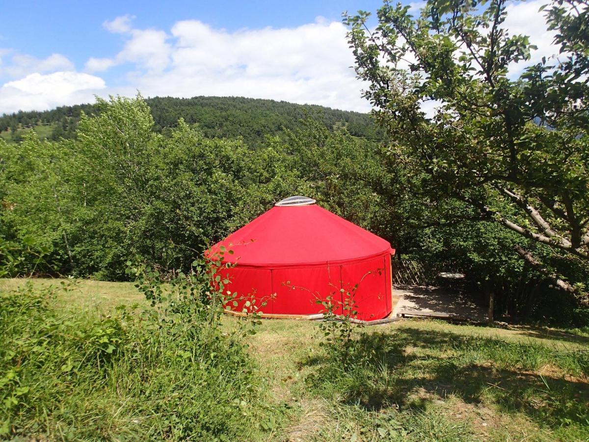 Eco-Hotel Et Yourtes Du Mercantour Guillaumes Exterior foto